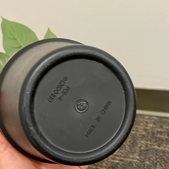 NWOT Faux White and Green Peace Lily Plant with Black Bottom Base Planter - Picture 4 of 5